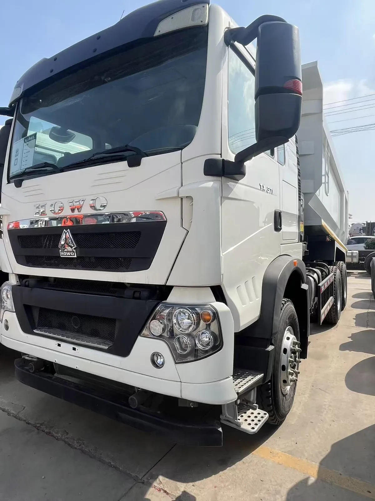 Used HOWO TX 6x4 dump truck, exterior view