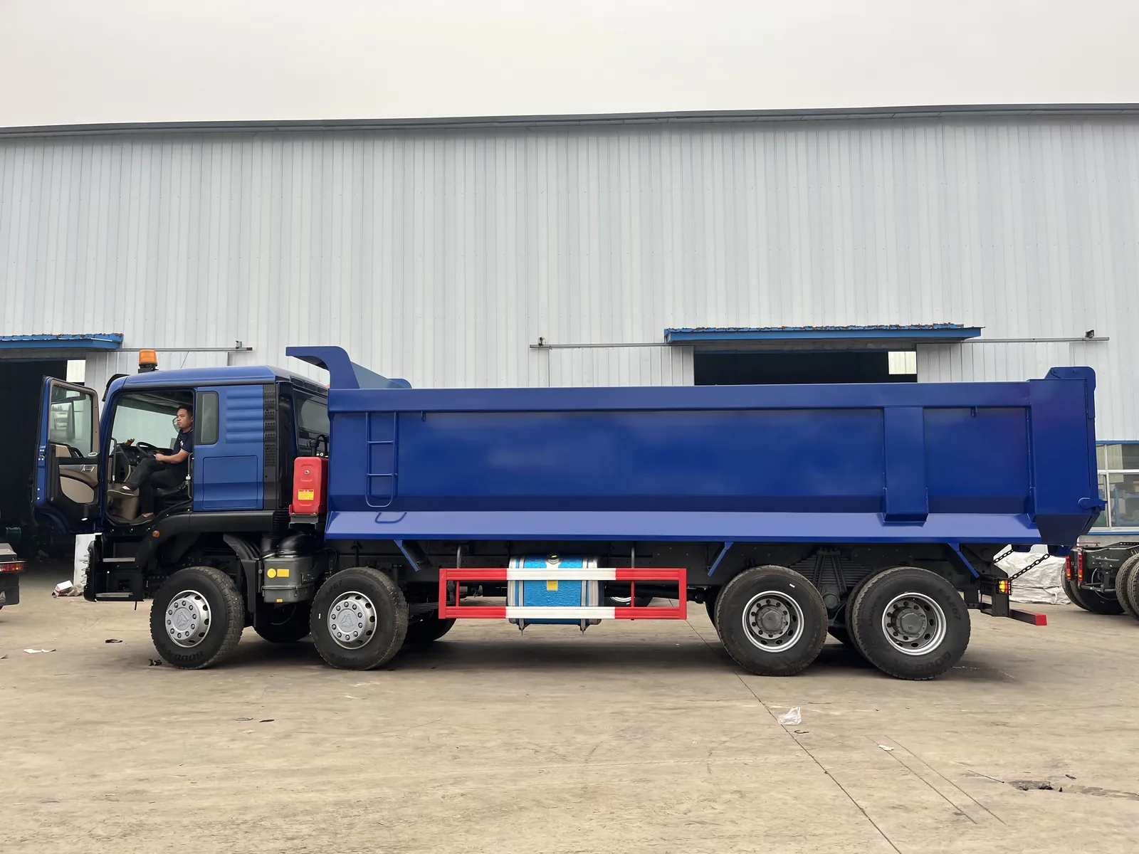 Used HOWO TX 8x4 dump truck, side